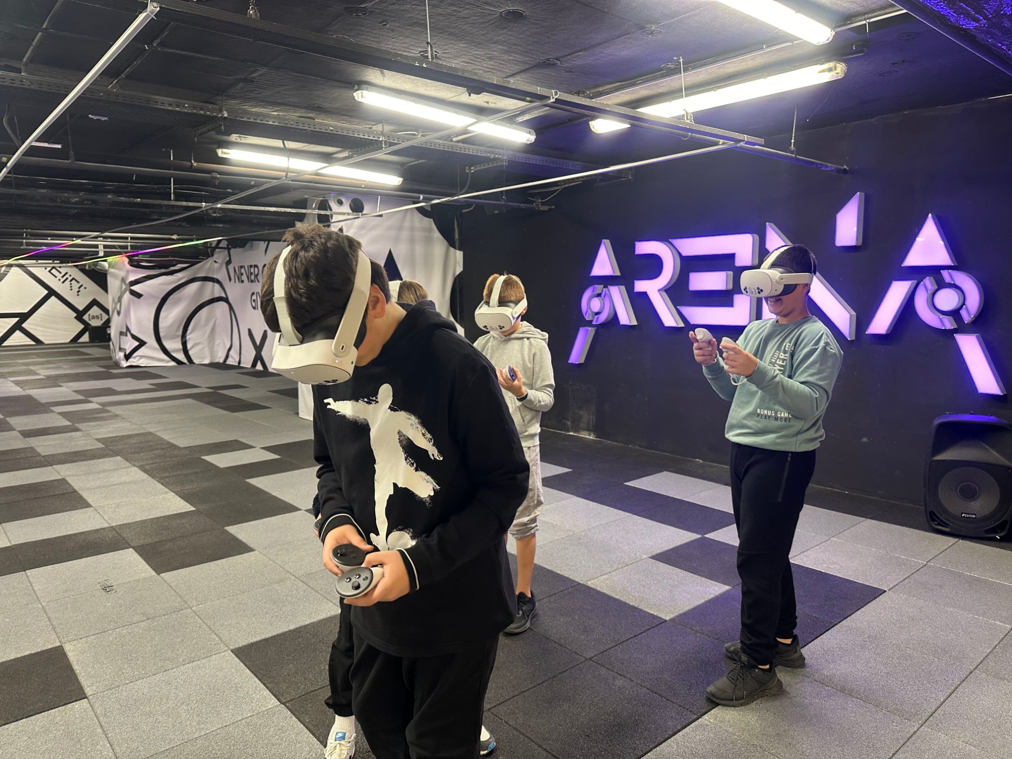 Деца играят в голямата VR арена