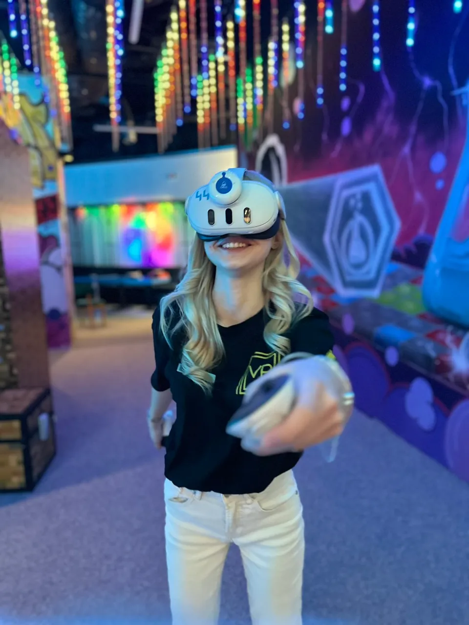 Дете с VR очила Quest 3 сочи напред
